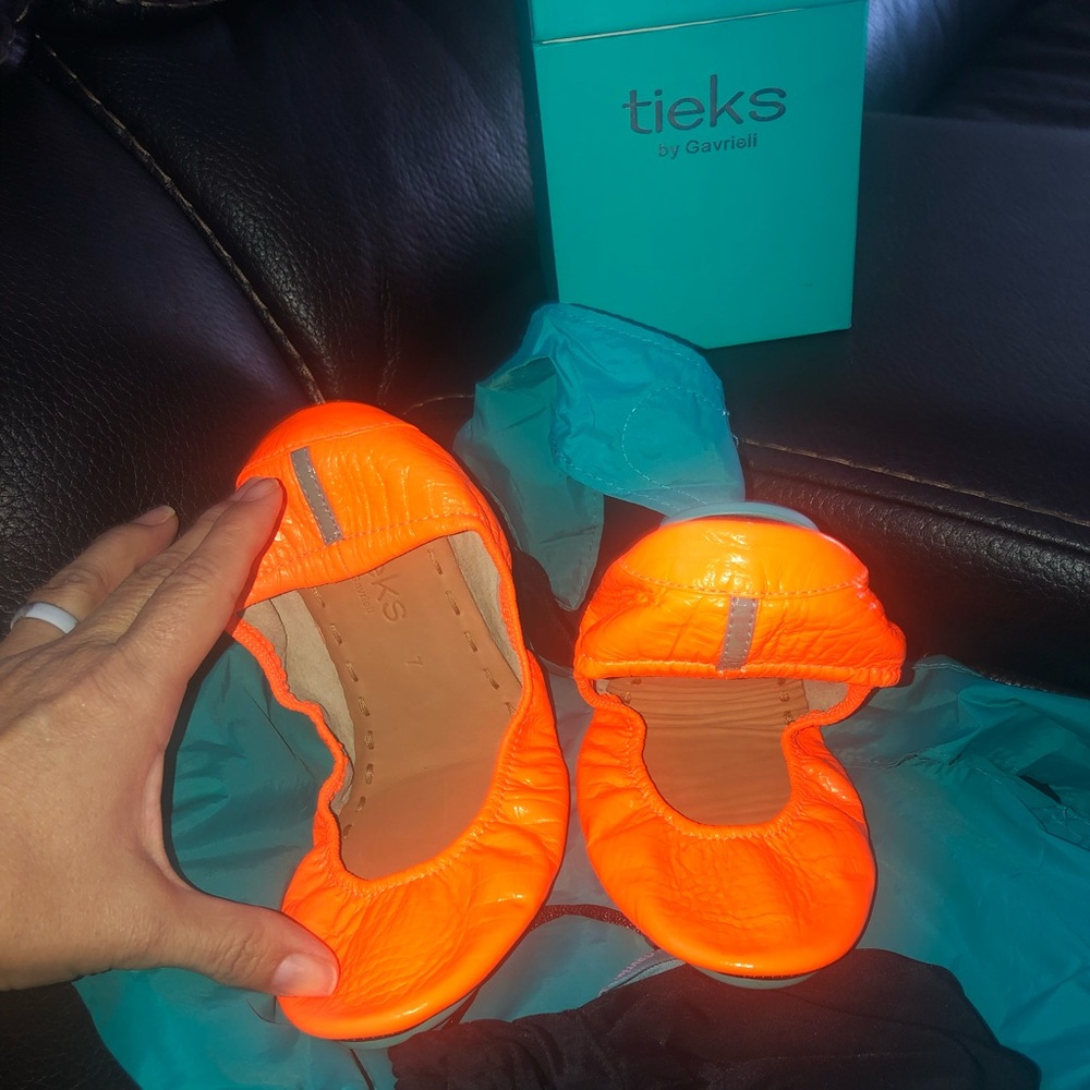Size 7 Outrageous Orange 🍊Tieks! Tried on indoors. Too small
